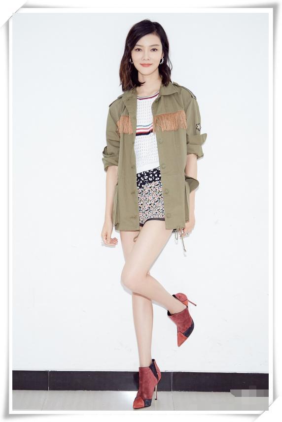 36岁车晓素颜现机场,孤身一人无人识,网友:昔日阔太变路人!