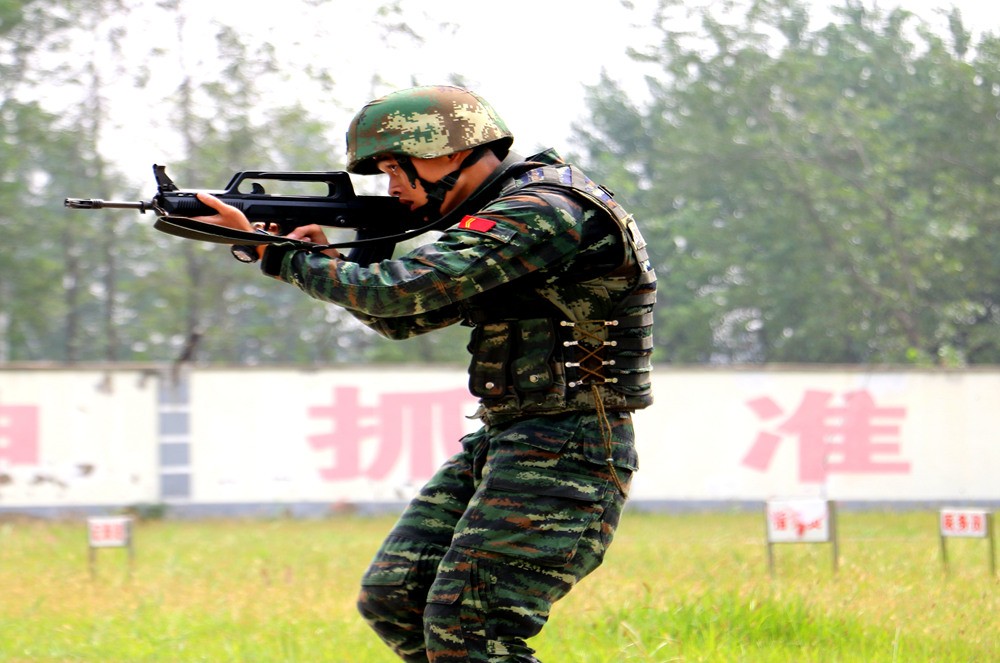 武警特战尖兵魔鬼训练挑战极限负重40斤日训18小时