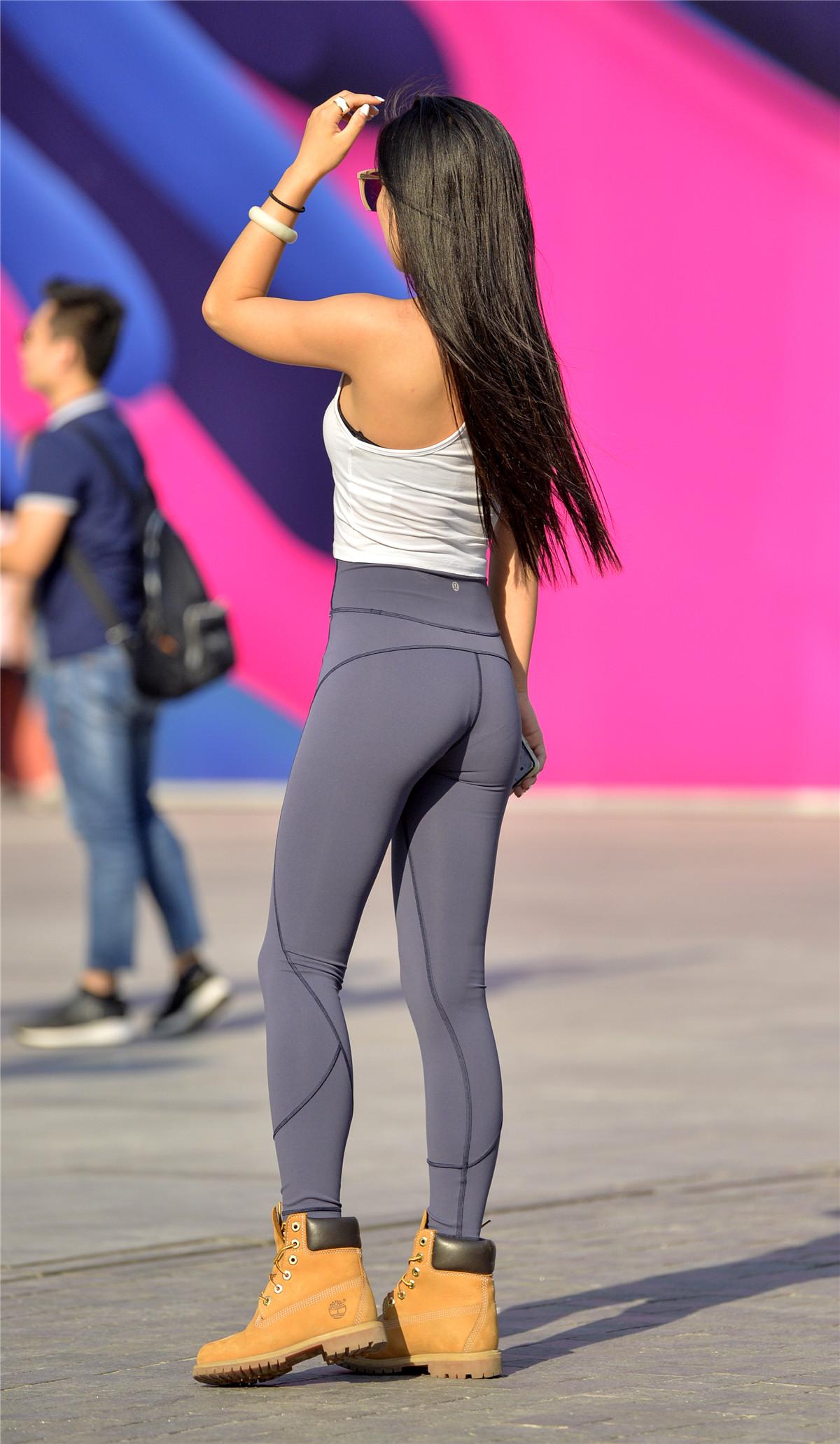 美女的穿搭随着气候的转凉,纷纷穿上了各式各样的紧身裤,来展示自己的