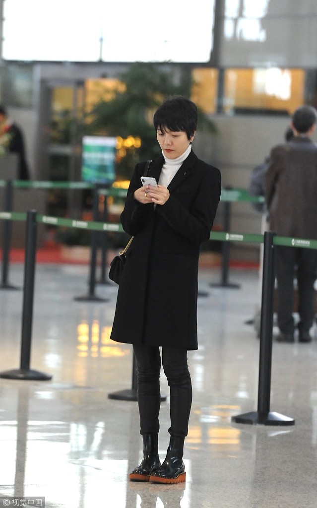 杨乐乐穿黑色大衣秀纤细美腿 金戒指抢眼