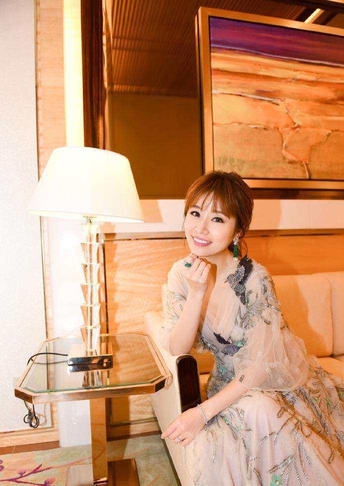 林心如的美,真的是由内而外的,而且现在是齐刘海的她