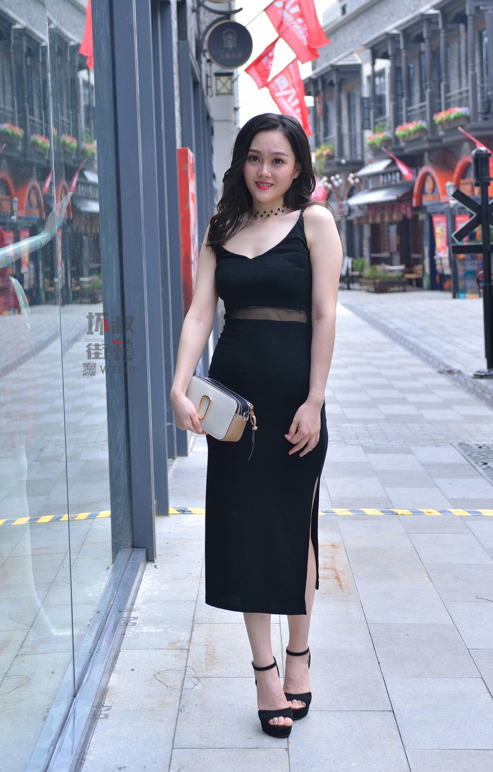 美女姐姐穿着黑色吊带连衣裙配黑高跟,这丰腴的身材迷倒多少人