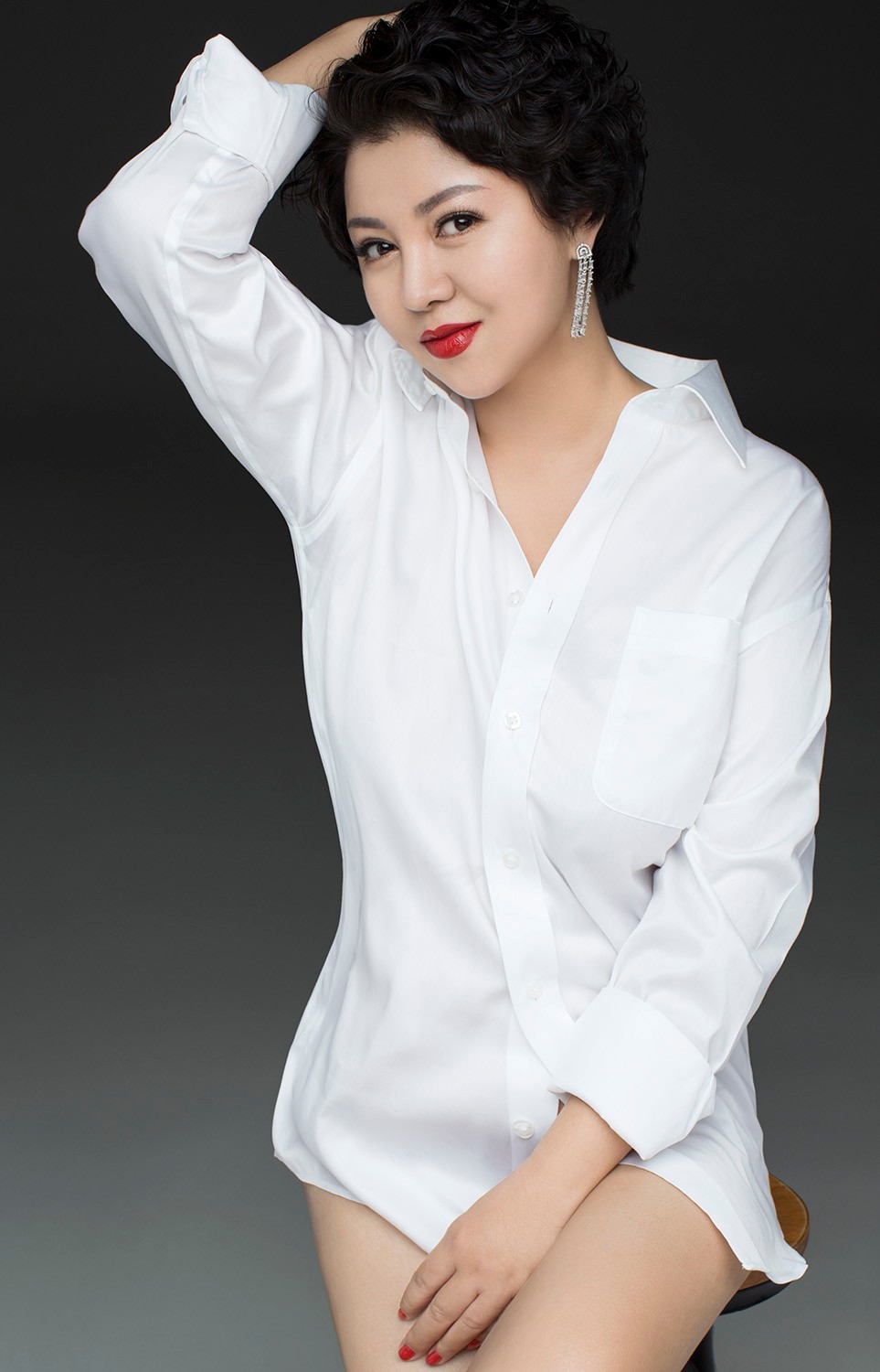 雪村娇妻俞思妍晚春写真曝光 白衬衫显清新气质