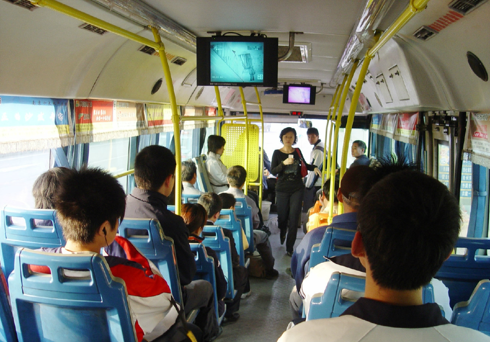 为什么越来越多的年轻人坐公交车有座位都不去坐呢,原因很现实