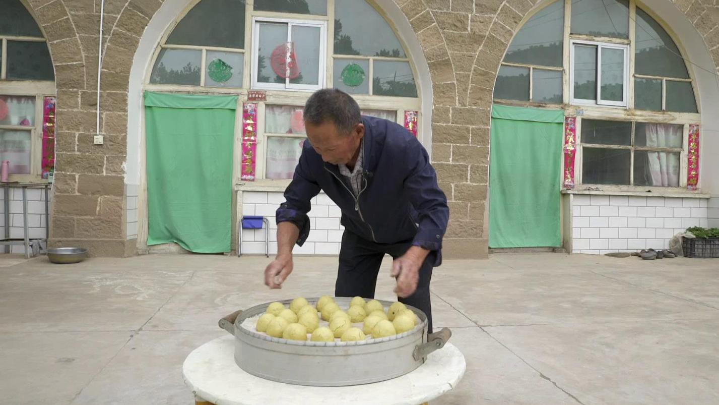 陕西卖黄馍馍的老汉上了《舌尖上的中国》后,如今名利双收开工厂