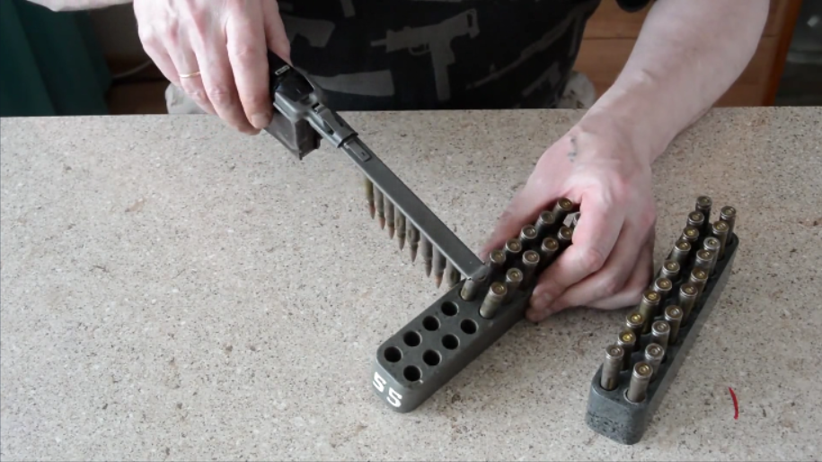 步枪弹匣怎样快速装弹?这个方法比手动一颗一颗压弹快好几倍