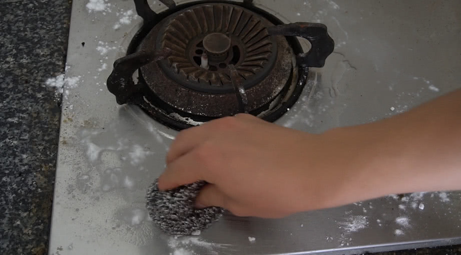 灶台油污重,只需把它们撒上面,5分钟清洗得洁净如初,太实用了