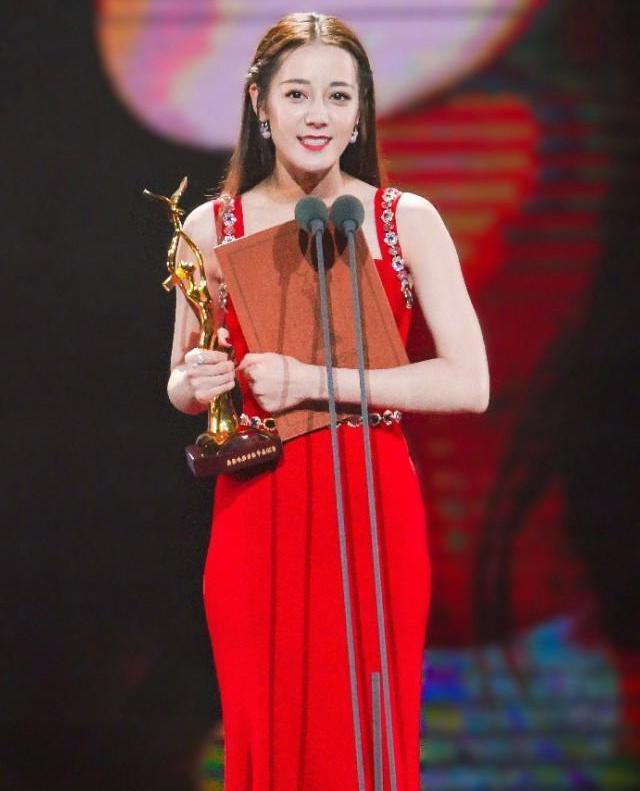 迪丽热巴曾在2014年参加金鹰颁奖典礼的采访时说过,希望能站在颁奖