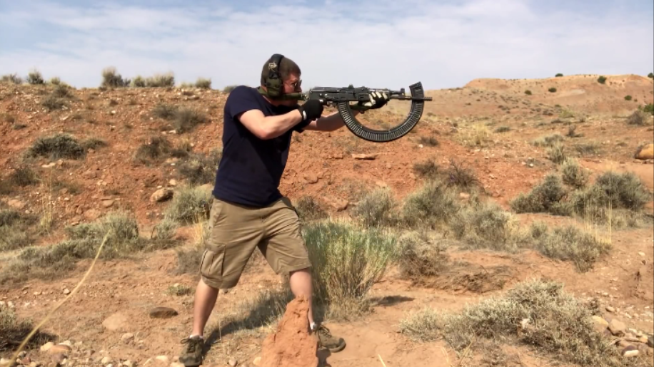 ak突击步枪配备加长弹匣射击测试,老外真会玩!