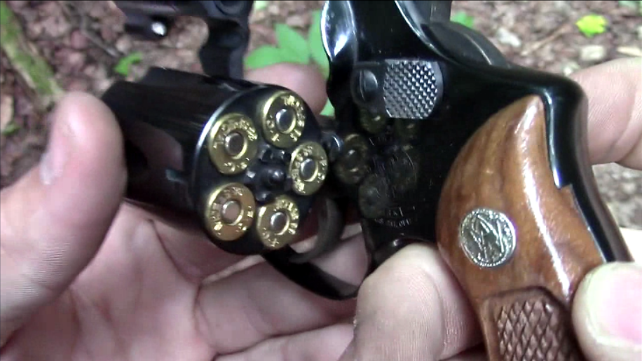 史密斯韦森m36左轮手枪,转鼓式弹仓供弹五发 户外射击实测