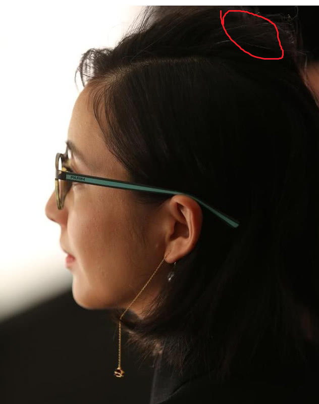 佟丽娅靓丽现身一双美腿抢镜 头上竟然已经有了白发