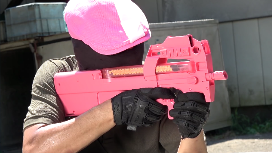 日本玩具版p90冲锋枪射击实测,粉红色枪身 小伙子有一颗少女心