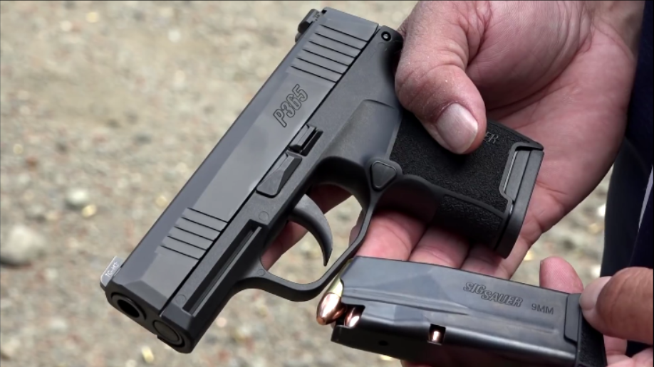 弹匣供弹十发:全新的西格绍尔p365半自动手枪靶场射击测试