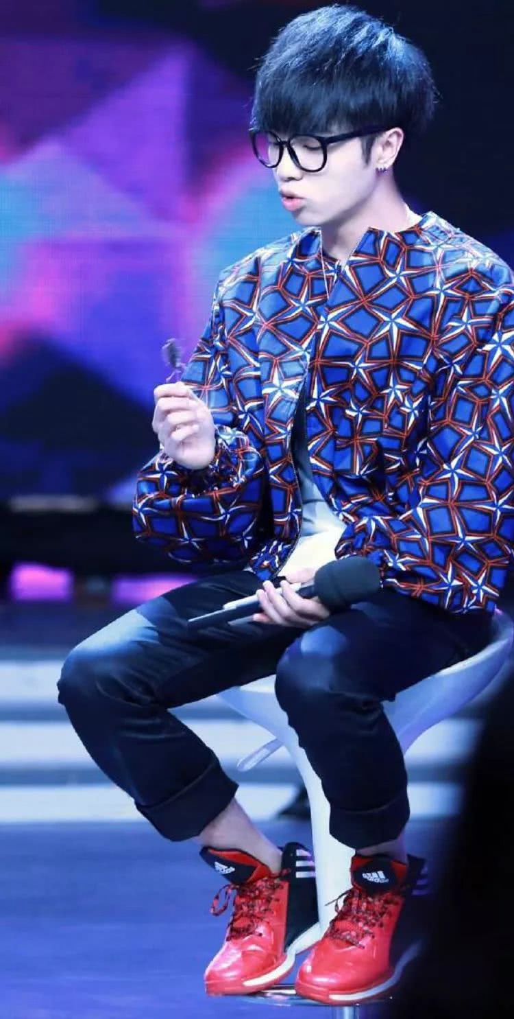 见识一下传说中华晨宇两米八的大长腿 最后一张简直逆天了