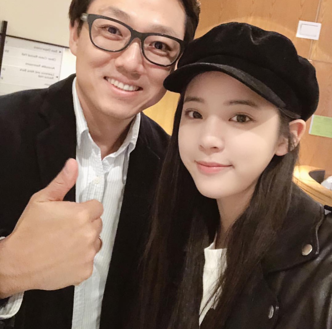 欧阳娜娜与伯克利校长合影 音乐少女才华获赞