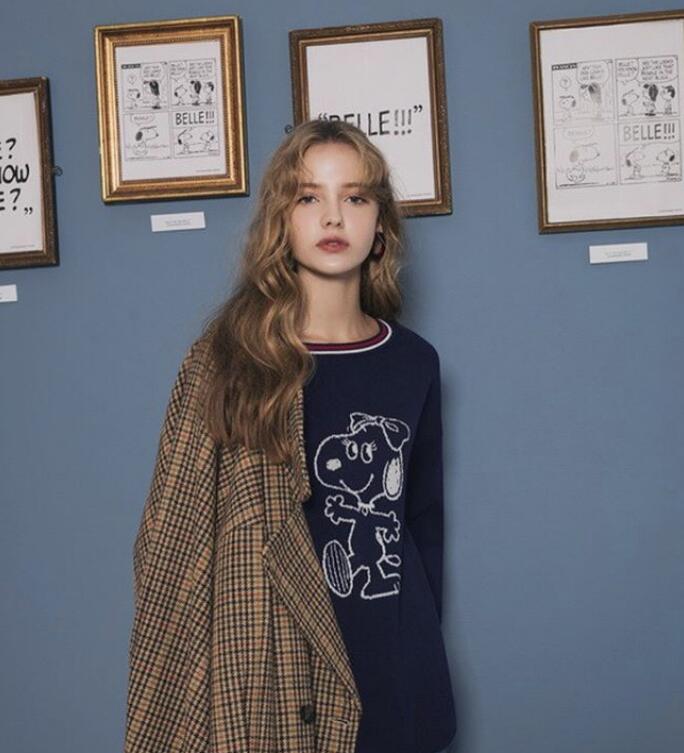 kulakova sonya身穿黑色史努比印花卫衣,半穿格纹外套,可盐可甜的,加