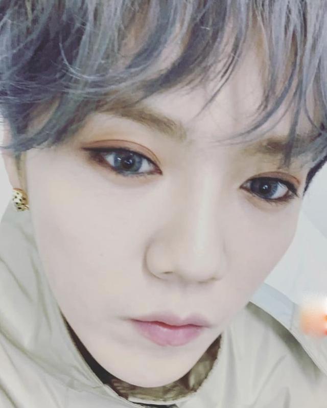 鹿晗化妆化的比关晓彤还美晒自拍遭吐槽还有点男人样