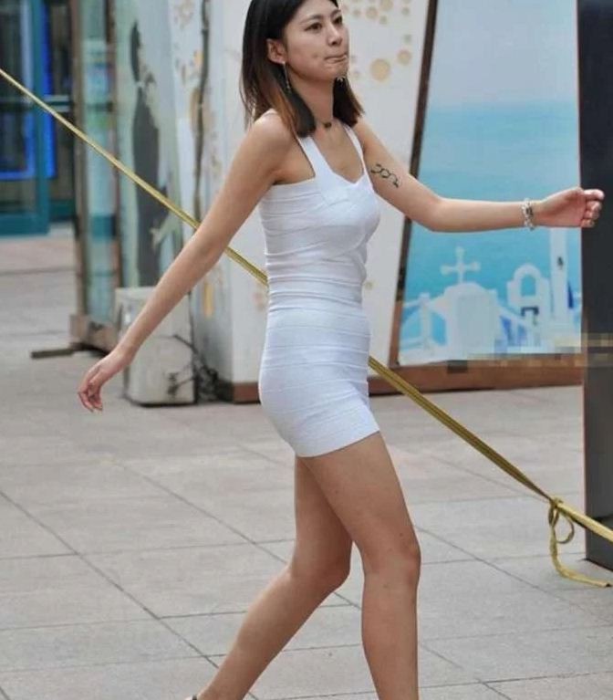 小姐姐穿搭紧身包臀裙勾勒丰腴身材,走在大街上很多人回头看