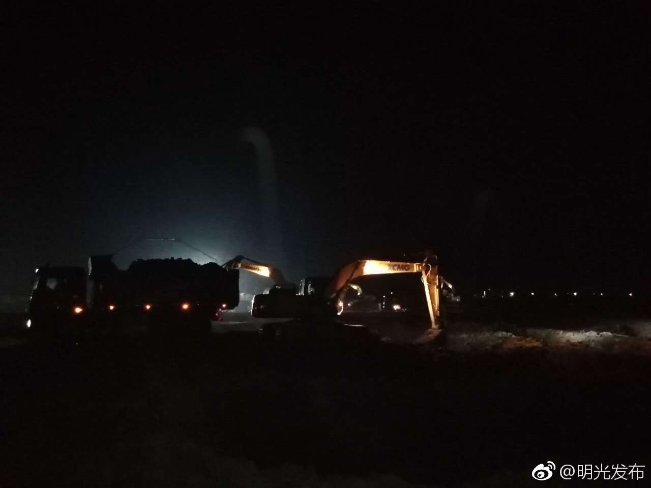 昨晚,三棵树涂料股份有限公司动用挖掘机9台,渣土车10台