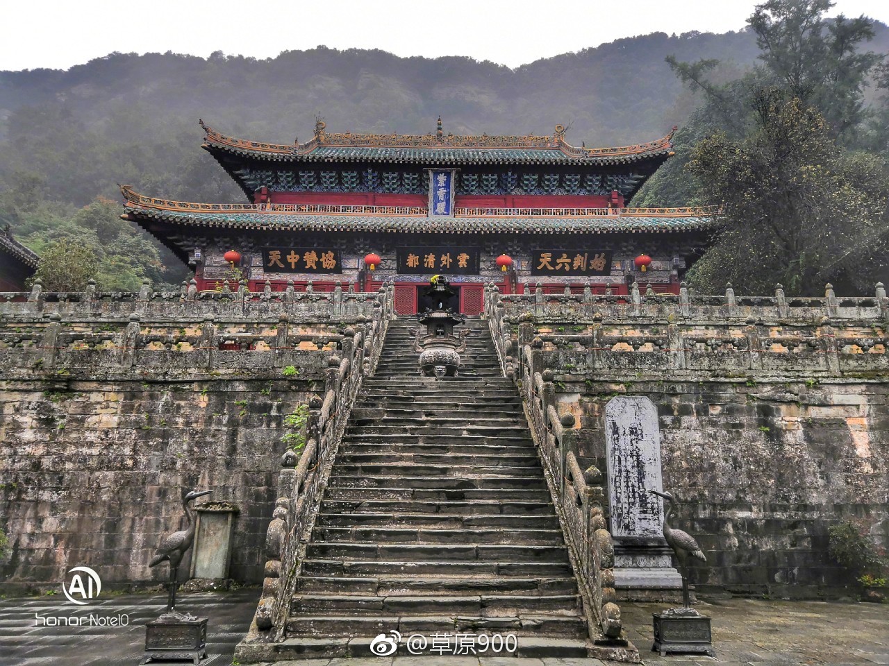 紫霄宫位于天柱峰东北展旗峰下_新浪新闻