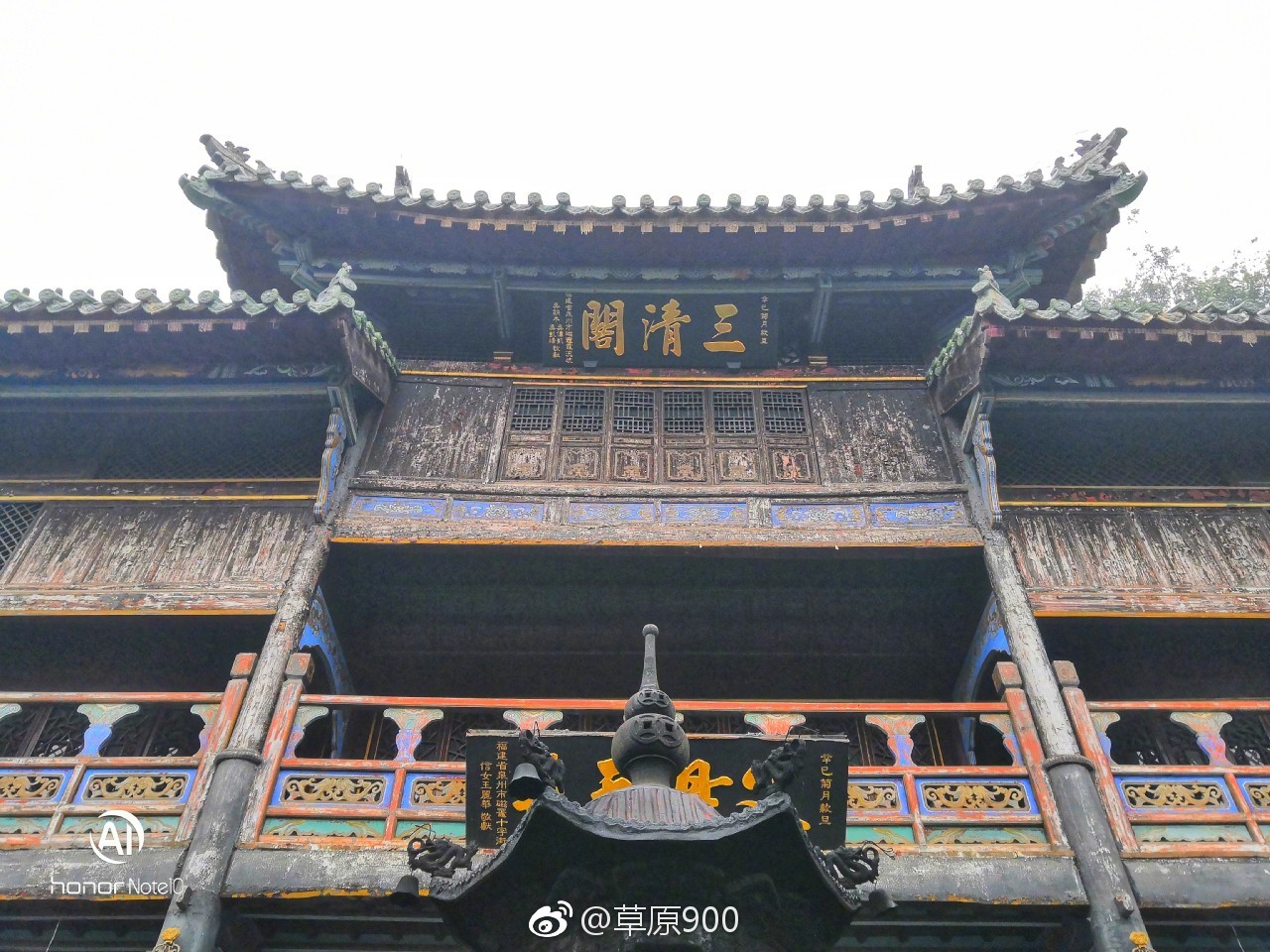 紫霄宫位于天柱峰东北展旗峰下_新浪新闻