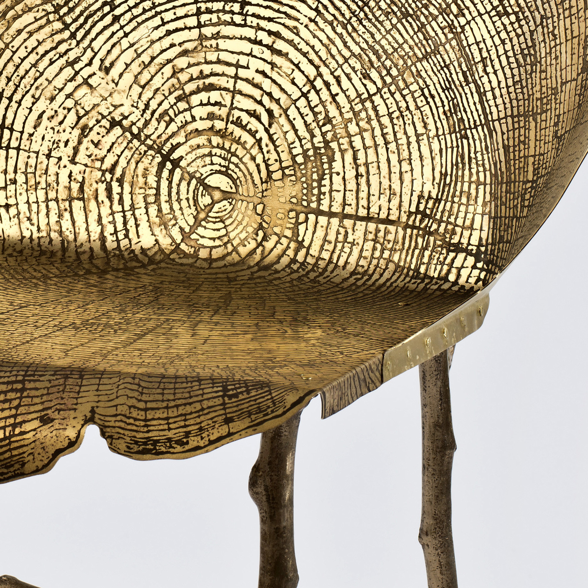 树桩图案转化为金属椅子 | 以色列设计师 sharon sides 运用蚀刻工艺