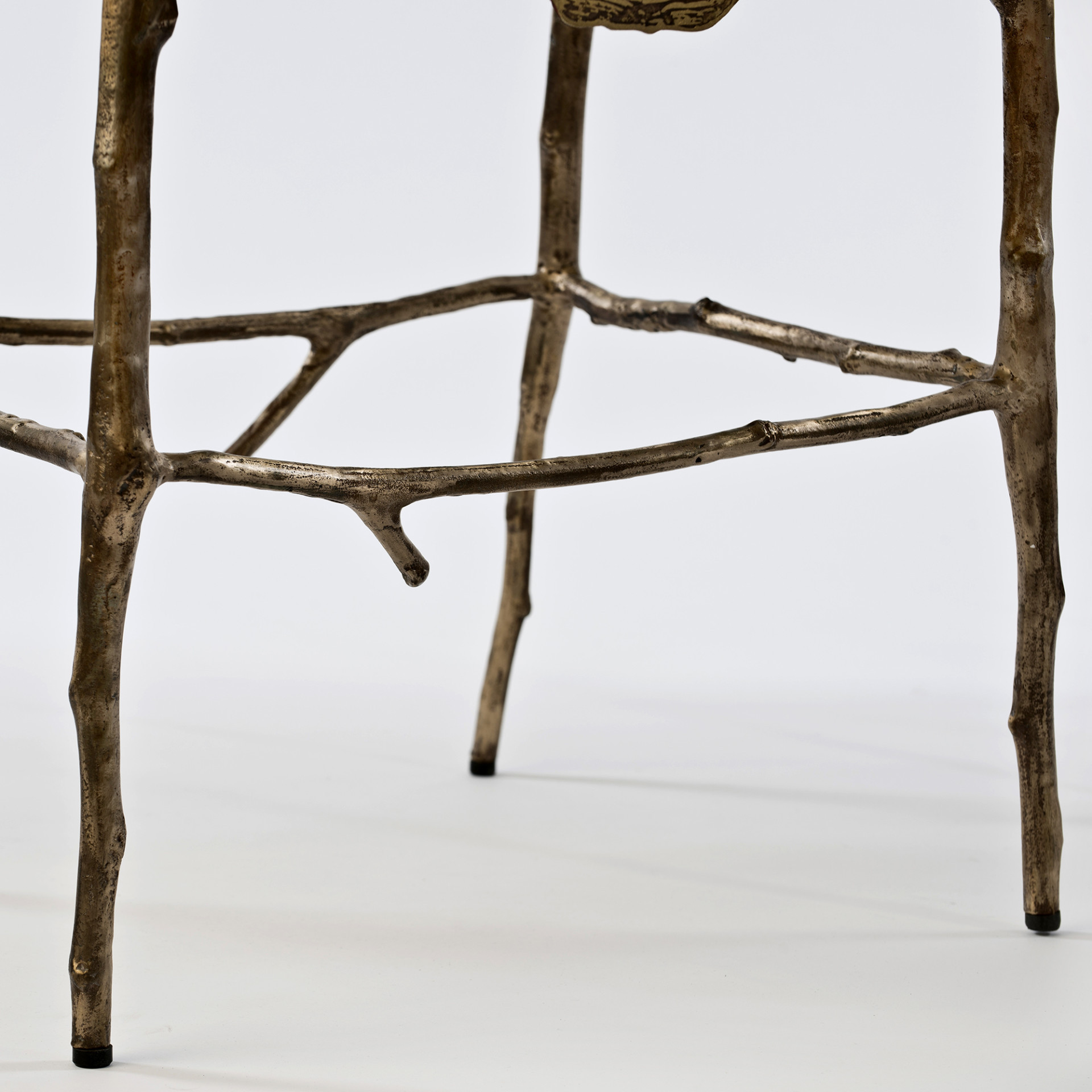 树桩图案转化为金属椅子 | 以色列设计师 sharon sides 运用蚀刻工艺