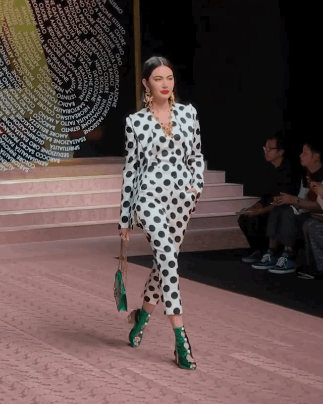 中韩泰三国女星同台走秀:迪丽热巴静态照片最