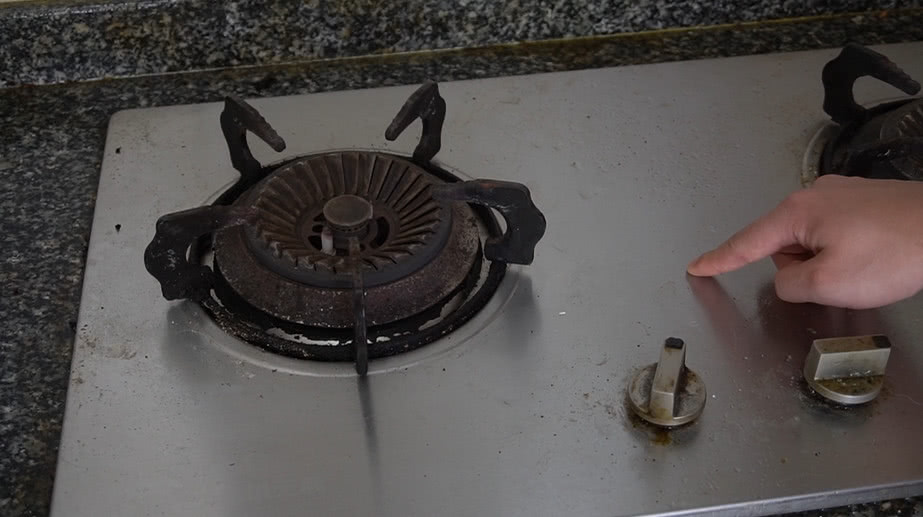 灶台油污重,只需把它们撒上面,5分钟清洗得洁净如初,太实用了