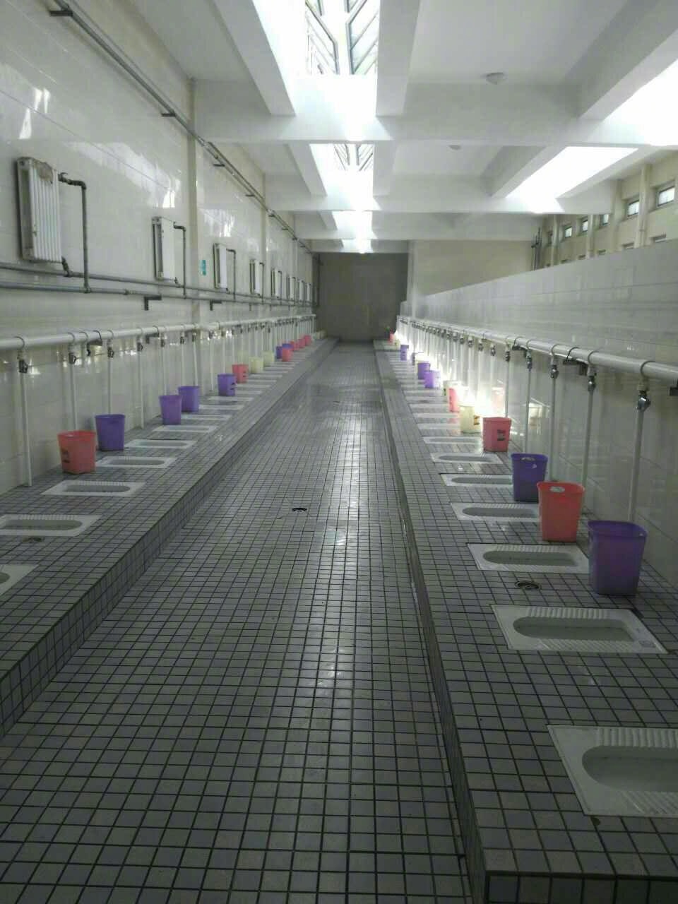 据说这是学校200w建的厕所……脑补了一下人全齐的场景……不会很尴尬