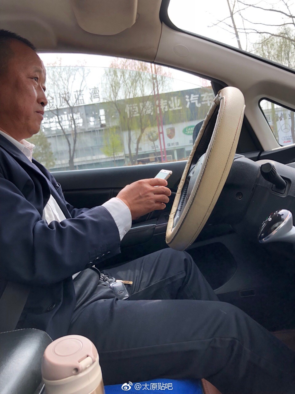 太原出租车司机一边开车一边玩手机