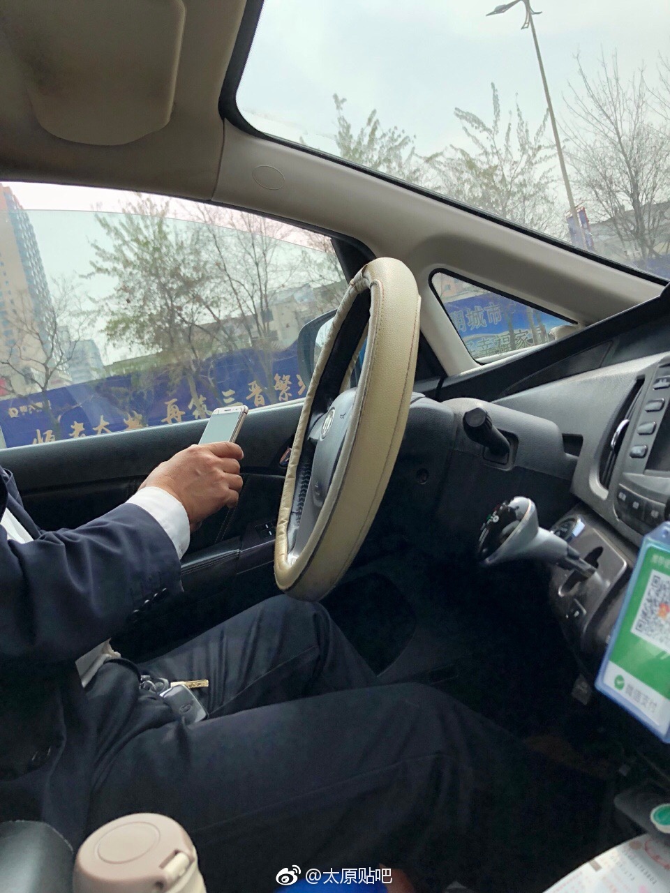 太原出租车司机一边开车一边玩手机