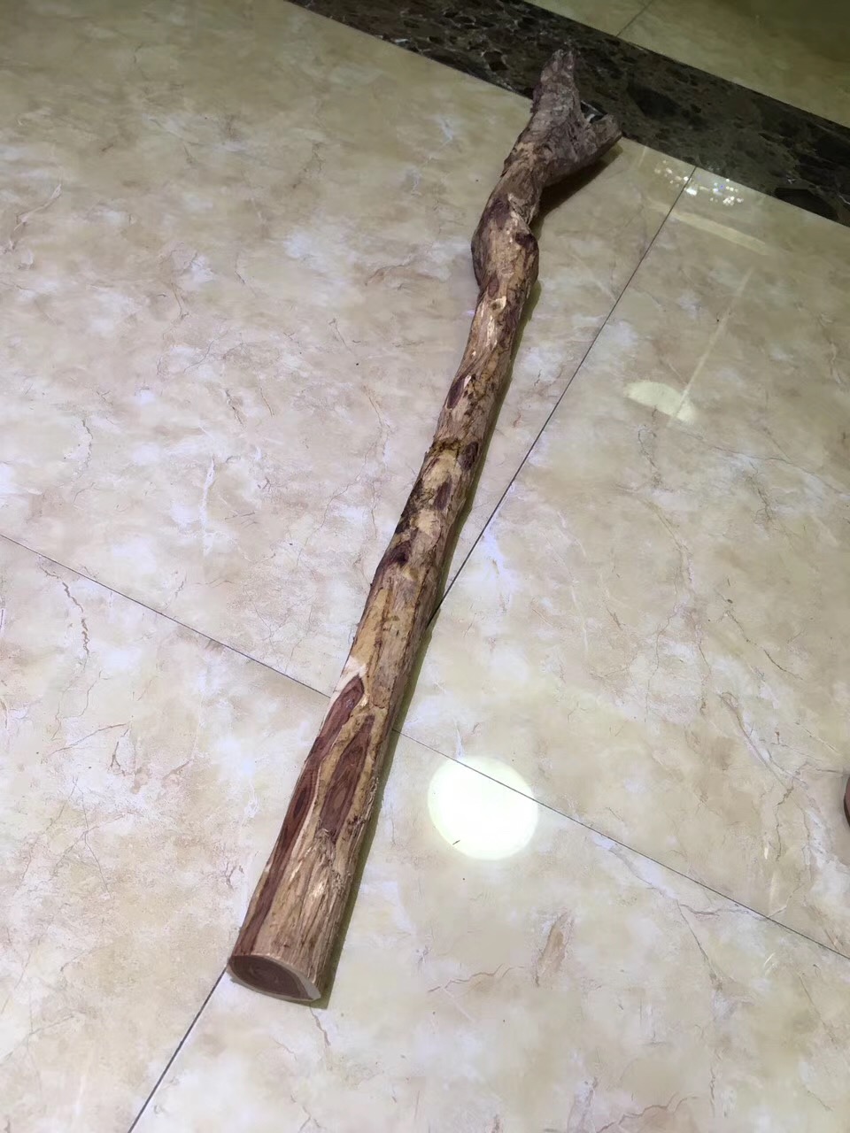 温师傅19万收来一根木头一刀切开汗水流淌全身