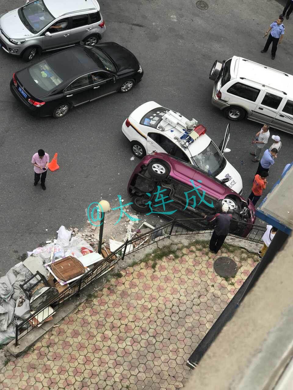 大连下坡路一轿车失控撞警车侧翻 目击者:车速太快