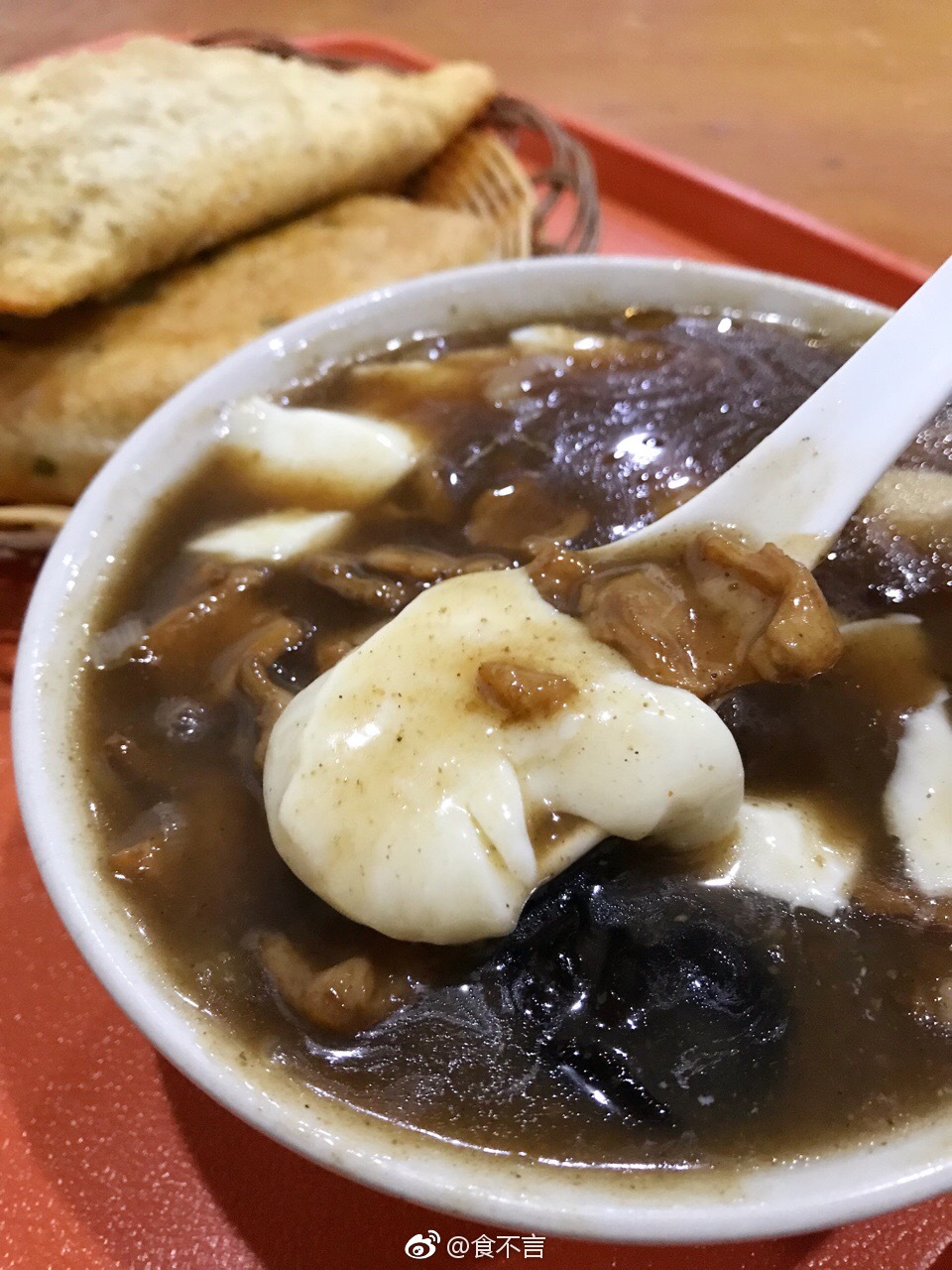 两掺儿～他家的胡辣汤口味不刺激配上豆腐脑显得更加清爽年纪大了已经