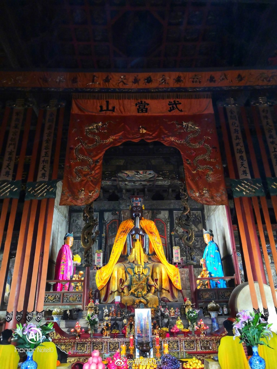 紫霄宫位于天柱峰东北展旗峰下