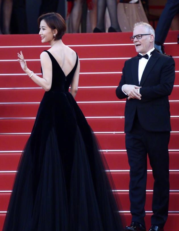 大方,裙摆轻盈摆动,展现出王珞丹优雅的迷人气质,背影也很令人心动