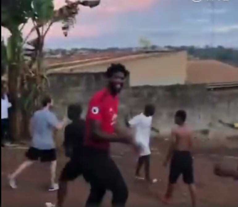 尴尬!大帝恩比德回乡穿博格巴球衣踢球 乡亲面