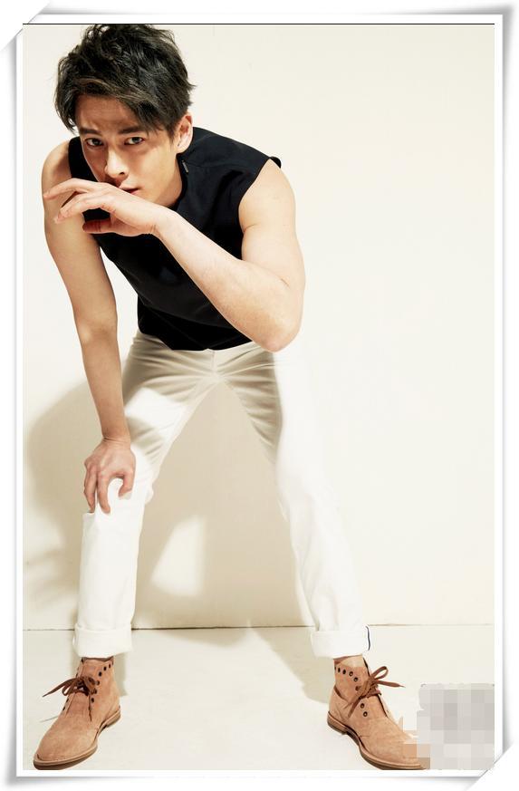 这身黑色的背心可以说十分的显身材了,将郭品超的肌肉完全的都展现