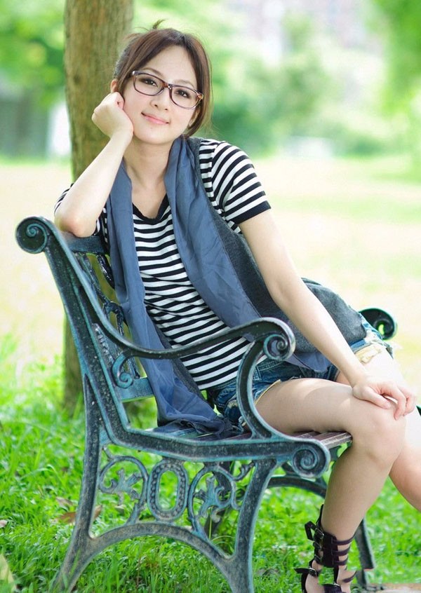 美女美图成熟女人户外草坪自拍