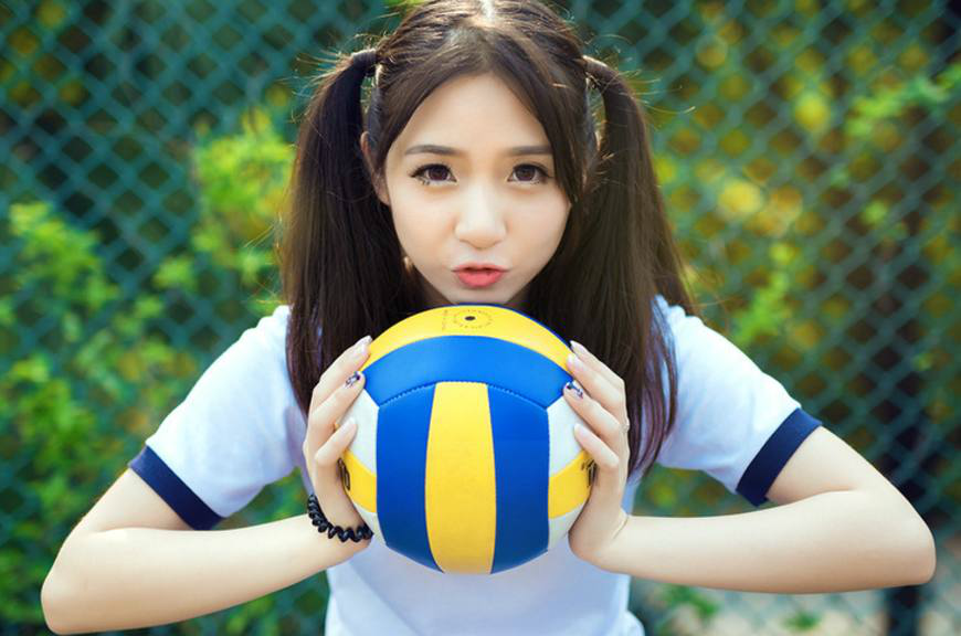 时尚女神,运动型美女玩球,你是专注球还是专注玩球的人呢