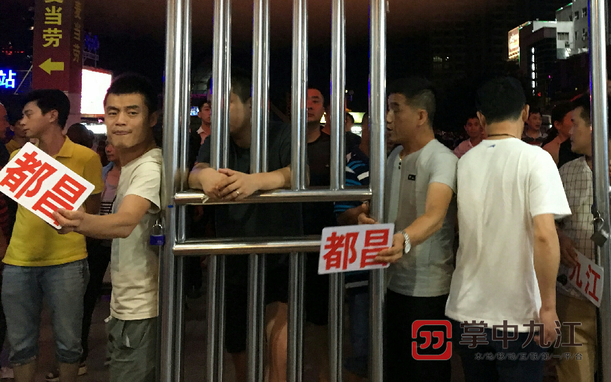 火车站出站口深夜拉客何日休?