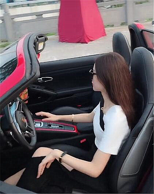 看到女车主穿着时,没想到比保时捷还要养眼,从图中可以看到女车主下身