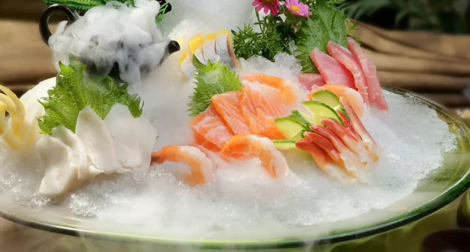 眼里,有些人看了还会感到害怕,而这种生吃海鲜的吃法在日本是很常见的