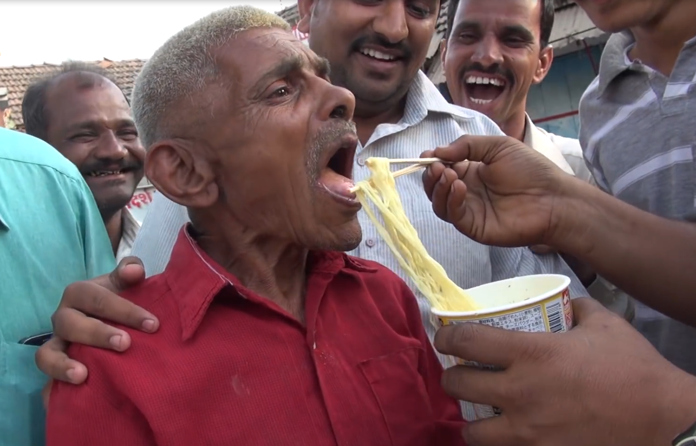 印度人喜欢上了中国方便面,为了吃上泡面,学会了使用筷子!