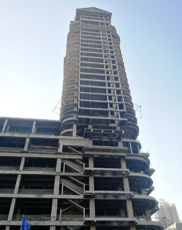 哈尔滨开发区创业中心附近的烂尾楼,十多年了还是这么结实