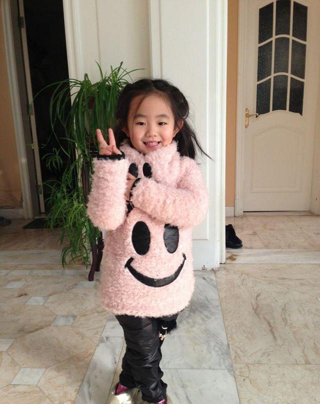 王晓曦和李芳蕾是令人羡慕的一对儿,李芳蕾不时地帮着王晓曦整理衣服