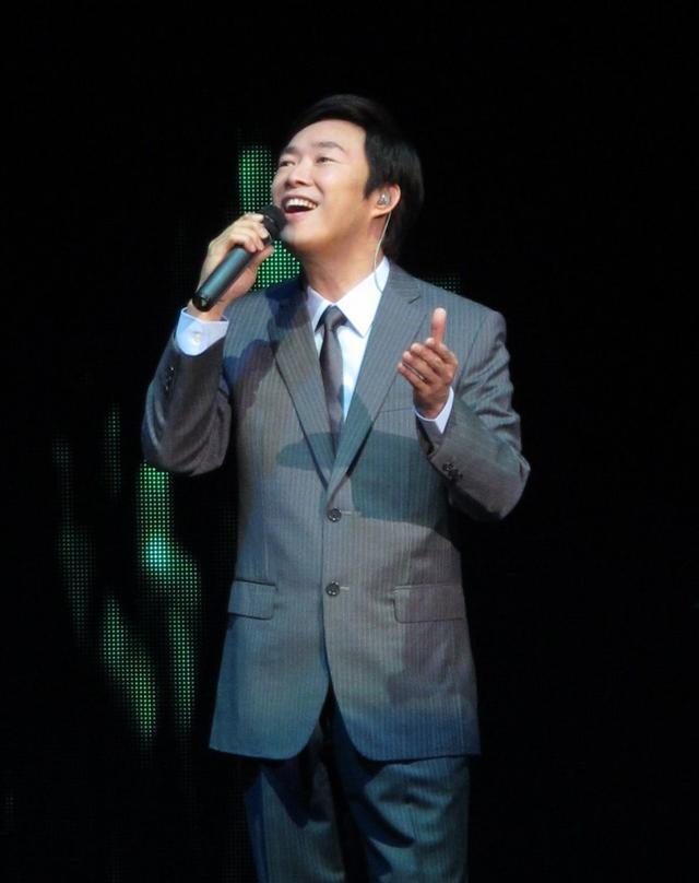 穿着西装一本正经的讲荤段子,我只服费玉清