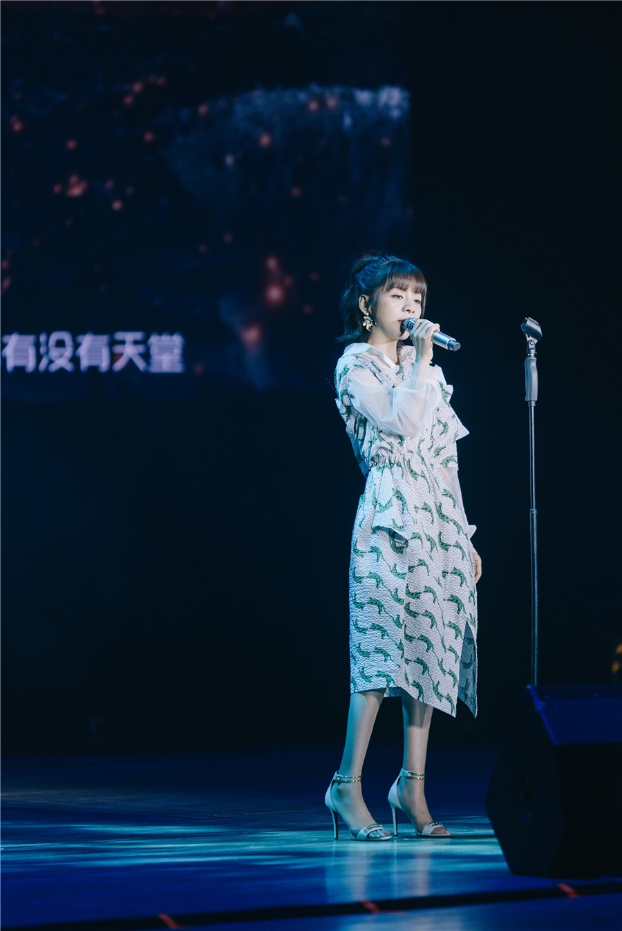 唱作才女金玟岐天津开唱 《爱呀》引全场歌迷大合唱