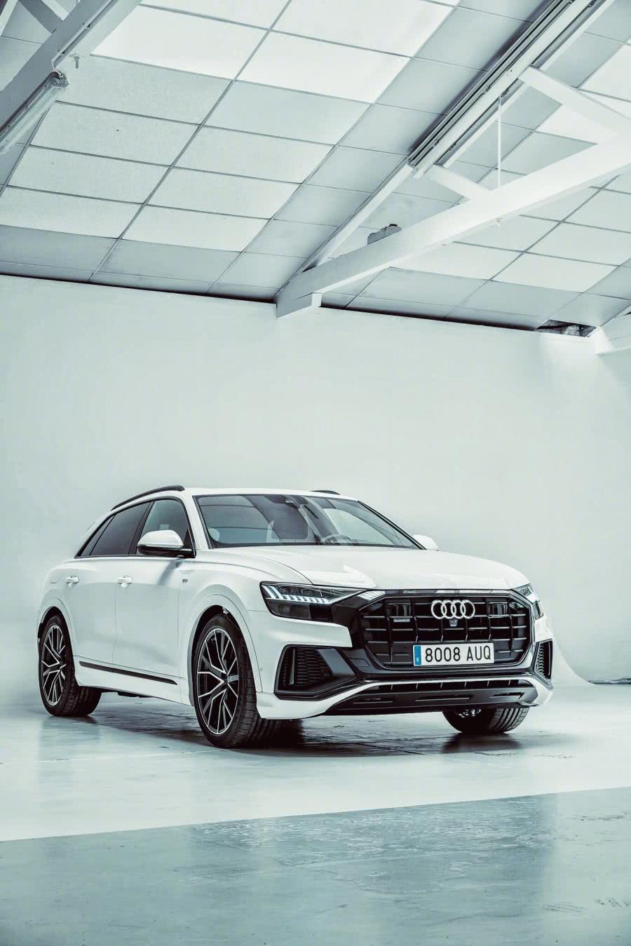 新车:白色的奥迪q8看上去很霸气!